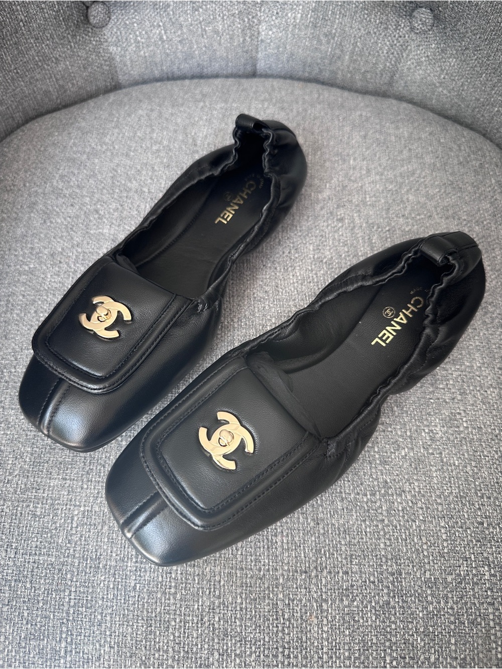 CHANEL BLAZY BLACK SQUARE TOE LEATHER CRUNCHY FLATS GOLD TURN LOCK CC LOGO 38C - Picture 10 of 14